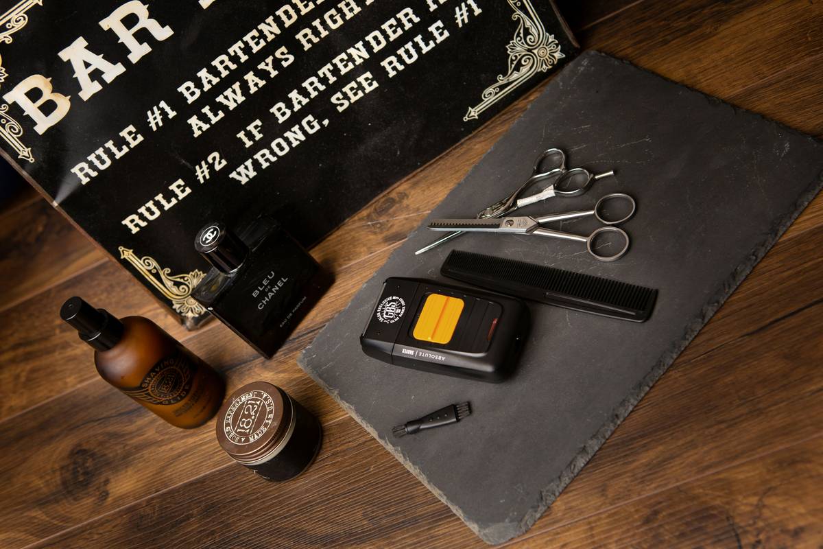 An infographic demonstrating the steps to use beard oil, balm, and conditioner.