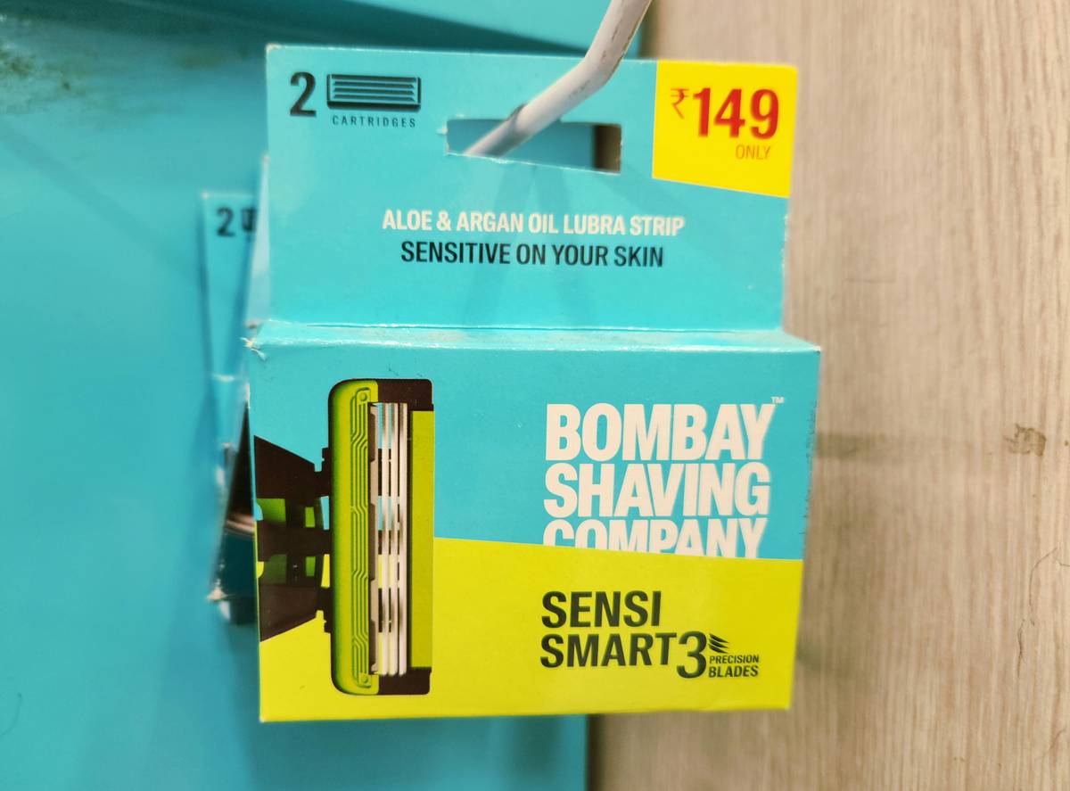 Illustration showing common issues such as uneven trimming and skin irritation caused by improper grooming.